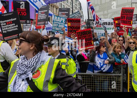 London, Großbritannien. Mai 2024. Pro-israelische Gegenprotestierende von genug ist genug Wettbewerb pro-palästinensische Demonstranten, die an einer nationalen Demonstration zum 76. Jahrestag der Nakba teilnehmen. Der Nakba-Tag am 15. Mai erinnert an die Massenvertreibung und Enteignung einer Mehrheit des palästinensischen Volkes und die Zerstörung der palästinensischen Gesellschaft im Jahr 1948. Quelle: Mark Kerrison/Alamy Live News Stockfoto