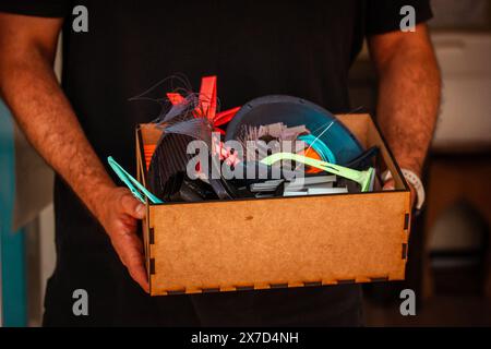 Kartonkisten stapeln sich mit Haushaltsgegenständen im modernen Wohnraum. Verpackte Container auf dem Boden in einem neuen Zuhause. Hochwertige Fotos Stockfoto