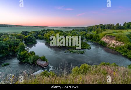 Wunderschöner Krasivaya Mecha Fluss in der Tula Region, Russland, aus der Vogelperspektive. Stockfoto