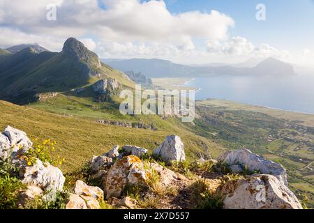 Eine Landschaft des Naturparks Monte Cofano vom Monte Monaco in der Nähe von San Vito Lo Capo im Norden Siziliens aus gesehen Stockfoto