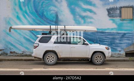 Chillicothe, MO, USA - 22. April 2024: Toyota 4Runner SUV mit einem überdachten Expeditionskanu auf Dachträgern vor dem Wave Wandgemälde. Stockfoto