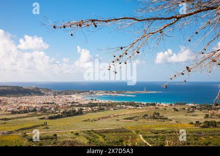 Ein Blick aus der Vogelperspektive auf den Kurort San Vito Lo Capo und das mittelmeer im Norden Siziliens, Italien Stockfoto