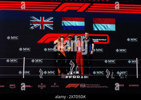 Imola, Imola, Italien. Mai 2024. Lando Norris, Charles Leclerc und Max Verstappen feiern das Podium nach dem Rennen, 7. Runde der Formel-1-Weltmeisterschaft auf der internationalen Rennstrecke Enzo and Dino Ferrari von Imola (Foto: © Luca Martini/ZUMA Press Wire) NUR REDAKTIONELLE VERWENDUNG! Nicht für kommerzielle ZWECKE! Stockfoto