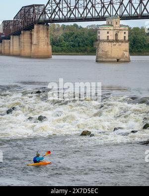 Granite City, Il, USA – 8. Oktober 2023: Ein einsamer Wildwasserkayaker unterhalb des Low Water Dam am Mississippi River bei Chain of Rocks in der Nähe von St Louis, MIS Stockfoto