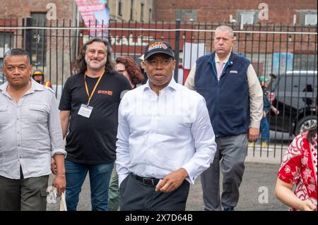 New York, Usa. Mai 2024. Der Bürgermeister von New York City, Eric Adams (C), kommt beim „First Night Festival“ der indonesischen kulinarischen Enthusiasten, Inc. Im Culture Lab in Long Island City im Queens Borough von New York City an. (Foto: Ron Adar/SOPA Images/SIPA USA) Credit: SIPA USA/Alamy Live News Stockfoto