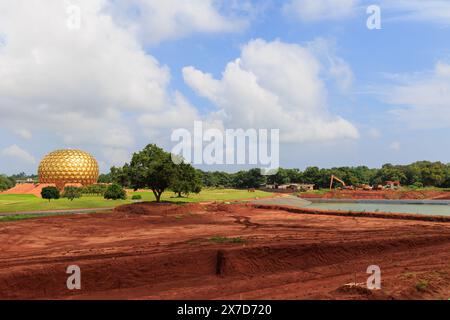 Blick auf die Arbeit im Garten um Matrimandir ( Golden Globe ) in Auroville, Pondicherry, Indien Stockfoto