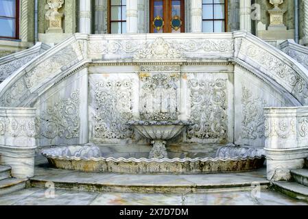 Brunnen vor dem Haupteingang des Kücüksu-Palastes (Istanbul, Türkiye). Luxuriöser Schmuck im osmanischen Barock-Stil aus nächster Nähe Stockfoto