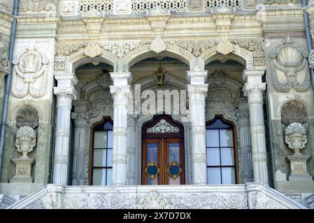 Eintritt zum Kücüksu-Palast vom Bosporus (Istanbul, Türkei): Nahaufnahme eines Fragments osmanischen Barock-Dekors Stockfoto