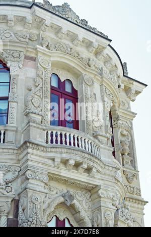 Nahaufnahme der Wand des Kücüksu-Pavillons mit wunderschönen barocken Dekorationen. Fragment der Fassade des Sultanspalastes in Istanbul, Türkiye Stockfoto