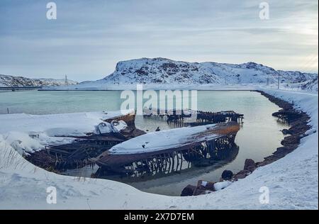 Der Friedhof versunkener Schiffe in Teriberka in der Region Murmansk in Russland, an der Küste der Barentssee. Stockfoto