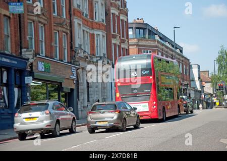 Straßenszene, Highgate High Street, Highgate, London, Großbritannien - Verkehr; Geschäfte, Busse, Londoner Busse, Doppeldeckerbusse, Highgate ist ein Vorort von London. Stockfoto