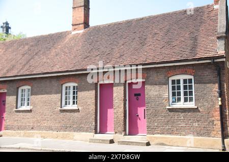 Village Almshouses, Highgate, London, Großbritannien – gegründet im 17. Jahrhundert von Sir John Wollaston, aber schwer verfallen, wurden die Almshouses 1722 aufgebürstet. Stockfoto