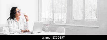 Porträt einer lächelnden mexikanischen Frau mit Blick auf freien Raum Stockfoto