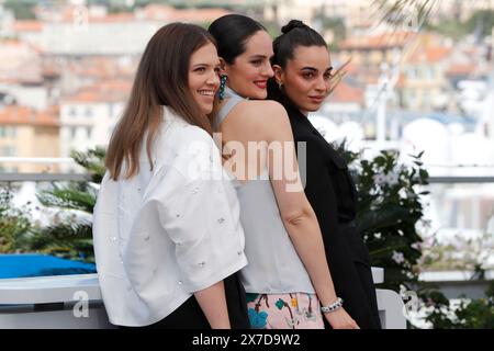 Cannes, Frankreich. Mai 2024. CANNES, FRANKREICH - 19. MAI: Sandra Codreanu, Noemie Merlant und Souheila Yacoub nehmen am Fotobesuch Les Femmes Au Balcon (die Balconettes) beim 77. Jährlichen Filmfestival in Cannes am 19. Mai 2024 im Palais des Festivals Teil. CAP/GOL © GOL/Capital Pictures Credit: Capital Pictures/Alamy Live News Stockfoto