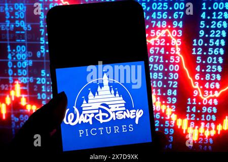 In dieser Fotoabbildung wird ein Walt Disney Pictures Logo auf einem Smartphone angezeigt. Stockfoto