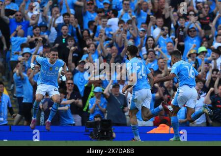 Etihad Stadium, Manchester, Großbritannien. Mai 2024. Premier League Football, Manchester City gegen West Ham United; Rodri aus Manchester City feiert mit Teamkollege Phil Foden aus Manchester City, nachdem er nach 59 Minuten 3-1 Treffer erzielt hat. Credit: Action Plus Sports/Alamy Live News Stockfoto