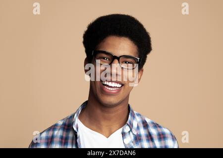 Portrait von Student mit Brille, hellen Hintergrund Stockfoto