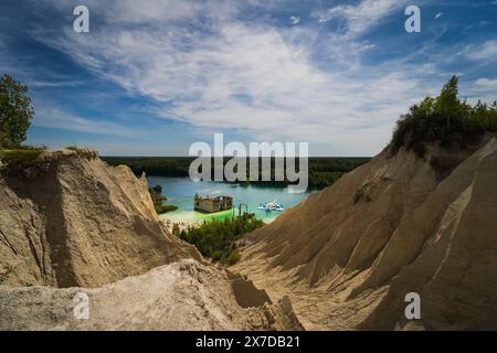 Der beste Ort zum Tauchen und Schnorcheln in Estland ist der Rummu-Steinbruch mit einem Unterwassergefängnis. Fotoansicht vom Hügel an einem Sommertag. Stockfoto