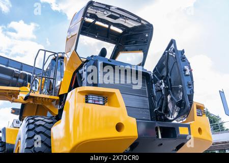 Bautraktor mit offener Haube. Stockfoto