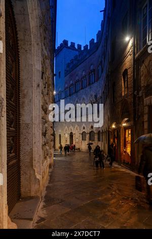 Blaue Stunde in der Altstadt von Siena, einer der schönsten mittelalterlichen Städte in der Toskana, Mittelitalien, Europa. Stockfoto