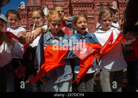 Moskau, Russland. Mai 2024. Die Einführungszeremonie der Pioniere für Schüler findet auf dem Roten Platz in Moskau, Russland, statt. Die Kommunistische Partei Russlands veranstaltete eine feierliche Initiationszeremonie für Pioniere auf dem Roten Platz, an der mehrere tausend Schüler teilnahmen, die dem Jahrestag der All-Union-Pionierorganisation gewidmet war, die nach Wladimir Lenin benannt wurde und am 19. Mai gefeiert wurde. Quelle: Nikolay Vinokurov/Alamy Live News Stockfoto