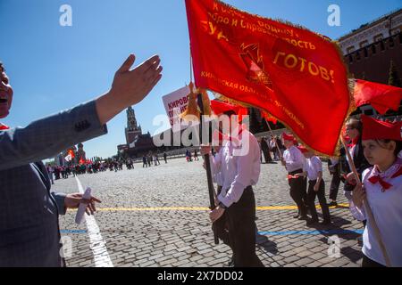 Moskau, Russland. Mai 2024. Die Einführungszeremonie der Pioniere für Schüler findet auf dem Roten Platz in Moskau, Russland, statt. Die Kommunistische Partei Russlands veranstaltete eine feierliche Initiationszeremonie für Pioniere auf dem Roten Platz, an der mehrere tausend Schüler teilnahmen, die dem Jahrestag der All-Union-Pionierorganisation gewidmet war, die nach Wladimir Lenin benannt wurde und am 19. Mai gefeiert wurde. Quelle: Nikolay Vinokurov/Alamy Live News Stockfoto