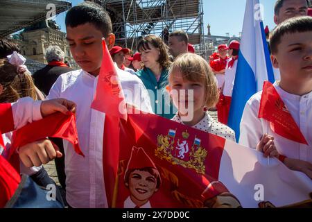 Moskau, Russland. Mai 2024. Die Einführungszeremonie der Pioniere für Schüler findet auf dem Roten Platz in Moskau, Russland, statt. Die Kommunistische Partei Russlands veranstaltete eine feierliche Initiationszeremonie für Pioniere auf dem Roten Platz, an der mehrere tausend Schüler teilnahmen, die dem Jahrestag der All-Union-Pionierorganisation gewidmet war, die nach Wladimir Lenin benannt wurde und am 19. Mai gefeiert wurde. Quelle: Nikolay Vinokurov/Alamy Live News Stockfoto