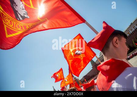 Moskau, Russland. Mai 2024. Die Einführungszeremonie der Pioniere für Schüler findet auf dem Roten Platz in Moskau, Russland, statt. Die Kommunistische Partei Russlands veranstaltete eine feierliche Initiationszeremonie für Pioniere auf dem Roten Platz, an der mehrere tausend Schüler teilnahmen, die dem Jahrestag der All-Union-Pionierorganisation gewidmet war, die nach Wladimir Lenin benannt wurde und am 19. Mai gefeiert wurde. Quelle: Nikolay Vinokurov/Alamy Live News Stockfoto