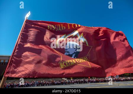 Moskau, Russland. Mai 2024. Die Einführungszeremonie der Pioniere für Schüler findet auf dem Roten Platz in Moskau, Russland, statt. Die Kommunistische Partei Russlands veranstaltete eine feierliche Initiationszeremonie für Pioniere auf dem Roten Platz, an der mehrere tausend Schüler teilnahmen, die dem Jahrestag der All-Union-Pionierorganisation gewidmet war, die nach Wladimir Lenin benannt wurde und am 19. Mai gefeiert wurde. Quelle: Nikolay Vinokurov/Alamy Live News Stockfoto