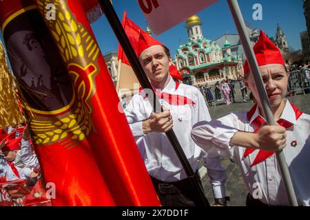 Moskau, Russland. Mai 2024. Die Einführungszeremonie der Pioniere für Schüler findet auf dem Roten Platz in Moskau, Russland, statt. Die Kommunistische Partei Russlands veranstaltete eine feierliche Initiationszeremonie für Pioniere auf dem Roten Platz, an der mehrere tausend Schüler teilnahmen, die dem Jahrestag der All-Union-Pionierorganisation gewidmet war, die nach Wladimir Lenin benannt wurde und am 19. Mai gefeiert wurde. Quelle: Nikolay Vinokurov/Alamy Live News Stockfoto