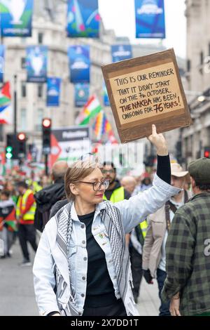 London, Großbritannien 18/05/2024 Nakba76 Protest zum Gedenken an die ethnische Säuberung von 750.000 Palästinensern, drei Viertel der Bevölkerung, aus ihrem Heimatland in den Jahren 1947/48. Seit über 76 Jahren hat das israelische Siedlerprojekt das palästinensische Volk zersplittert. Die Schlüssel symbolisieren die Schlüssel zu den Häusern, die die Menschen zurückgelassen haben, und die sie mitnahmen in der Hoffnung, dass sie eines Tages ein Zuhause haben würden, in das sie zurückkehren könnten. Der Protest wurde von einem kleinen Pro-Israel-Gegenprotest getroffen. Stockfoto