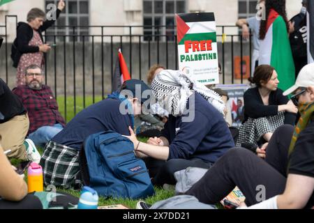 London, Großbritannien 18/05/2024 Nakba76 Protest zum Gedenken an die ethnische Säuberung von 750.000 Palästinensern, drei Viertel der Bevölkerung, aus ihrem Heimatland in den Jahren 1947/48. Seit über 76 Jahren hat das israelische Siedlerprojekt das palästinensische Volk zersplittert. Die Schlüssel symbolisieren die Schlüssel zu den Häusern, die die Menschen zurückgelassen haben, und die sie mitnahmen in der Hoffnung, dass sie eines Tages ein Zuhause haben würden, in das sie zurückkehren könnten. Der Protest wurde von einem kleinen Pro-Israel-Gegenprotest getroffen. Stockfoto