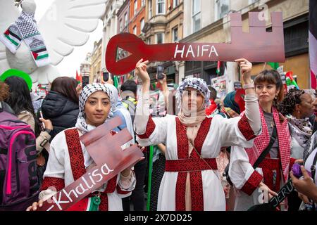 London, Großbritannien 18/05/2024 Nakba76 Protest zum Gedenken an die ethnische Säuberung von 750.000 Palästinensern, drei Viertel der Bevölkerung, aus ihrem Heimatland in den Jahren 1947/48. Seit über 76 Jahren hat das israelische Siedlerprojekt das palästinensische Volk zersplittert. Die Schlüssel symbolisieren die Schlüssel zu den Häusern, die die Menschen zurückgelassen haben, und die sie mitnahmen in der Hoffnung, dass sie eines Tages ein Zuhause haben würden, in das sie zurückkehren könnten. Der Protest wurde von einem kleinen Pro-Israel-Gegenprotest getroffen. Stockfoto