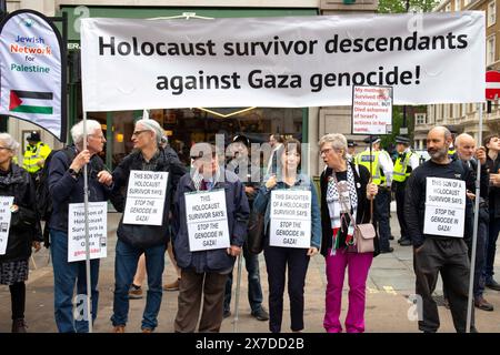 London, Großbritannien 18/05/2024 Nakba76 Protest zum Gedenken an die ethnische Säuberung von 750.000 Palästinensern, drei Viertel der Bevölkerung, aus ihrem Heimatland in den Jahren 1947/48. Seit über 76 Jahren hat das israelische Siedlerprojekt das palästinensische Volk zersplittert. Die Schlüssel symbolisieren die Schlüssel zu den Häusern, die die Menschen zurückgelassen haben, und die sie mitnahmen in der Hoffnung, dass sie eines Tages ein Zuhause haben würden, in das sie zurückkehren könnten. Der Protest wurde von einem kleinen Pro-Israel-Gegenprotest getroffen. Stockfoto