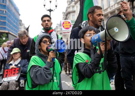 London, Großbritannien 18/05/2024 Nakba76 Protest zum Gedenken an die ethnische Säuberung von 750.000 Palästinensern, drei Viertel der Bevölkerung, aus ihrem Heimatland in den Jahren 1947/48. Seit über 76 Jahren hat das israelische Siedlerprojekt das palästinensische Volk zersplittert. Die Schlüssel symbolisieren die Schlüssel zu den Häusern, die die Menschen zurückgelassen haben, und die sie mitnahmen in der Hoffnung, dass sie eines Tages ein Zuhause haben würden, in das sie zurückkehren könnten. Der Protest wurde von einem kleinen Pro-Israel-Gegenprotest getroffen. Stockfoto