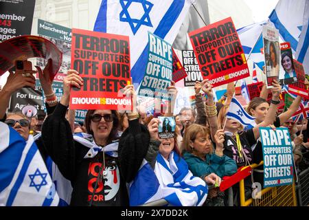 London, Großbritannien 18/05/2024 Nakba76 Protest zum Gedenken an die ethnische Säuberung von 750.000 Palästinensern, drei Viertel der Bevölkerung, aus ihrem Heimatland in den Jahren 1947/48. Seit über 76 Jahren hat das israelische Siedlerprojekt das palästinensische Volk zersplittert. Die Schlüssel symbolisieren die Schlüssel zu den Häusern, die die Menschen zurückgelassen haben, und die sie mitnahmen in der Hoffnung, dass sie eines Tages ein Zuhause haben würden, in das sie zurückkehren könnten. Der Protest wurde von einem kleinen Pro-Israel-Gegenprotest getroffen. Stockfoto