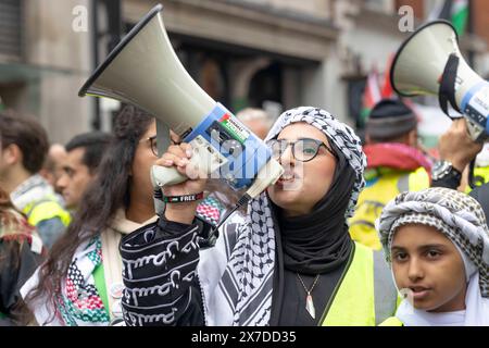 London, Großbritannien 18/05/2024 Nakba76 Protest zum Gedenken an die ethnische Säuberung von 750.000 Palästinensern, drei Viertel der Bevölkerung, aus ihrem Heimatland in den Jahren 1947/48. Seit über 76 Jahren hat das israelische Siedlerprojekt das palästinensische Volk zersplittert. Die Schlüssel symbolisieren die Schlüssel zu den Häusern, die die Menschen zurückgelassen haben, und die sie mitnahmen in der Hoffnung, dass sie eines Tages ein Zuhause haben würden, in das sie zurückkehren könnten. Der Protest wurde von einem kleinen Pro-Israel-Gegenprotest getroffen. Stockfoto