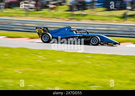 Sevenoaks, Kent - 12. Mai 2024: Yuhao FU Virtuosi Racing 99 Race 2 Brands Hatch Indy Stockfoto