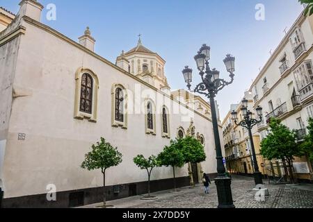 Der Orden Franciscanos Frailes Menores Provincia de la Inmaculada Concepción und das Kloster San Francisco auf der Plaza de San Francisco in Cadiz, Spanien. Das Kloster wurde 1566 gegründet, um Priester auszubilden, die nach Amerika geschickt werden sollen. Stockfoto