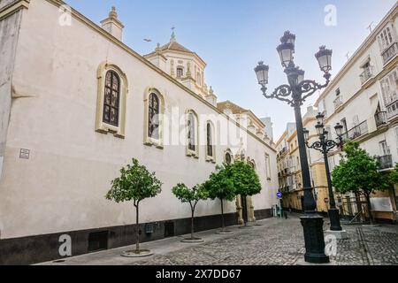 Der Orden Franciscanos Frailes Menores Provincia de la Inmaculada Concepción und das Kloster San Francisco auf der Plaza de San Francisco in Cadiz, Spanien. Das Kloster wurde 1566 gegründet, um Priester auszubilden, die nach Amerika geschickt werden sollen. Stockfoto