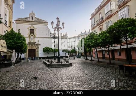 Der Orden Franciscanos Frailes Menores Provincia de la Inmaculada Concepción und das Kloster San Francisco auf der Plaza de San Francisco in Cadiz, Spanien. Das Kloster wurde 1566 gegründet, um Priester auszubilden, die nach Amerika geschickt werden sollen. Stockfoto