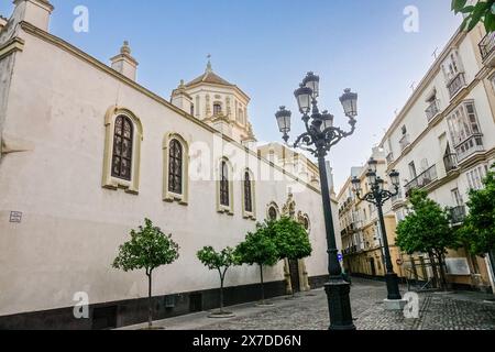 Der Orden Franciscanos Frailes Menores Provincia de la Inmaculada Concepción und das Kloster San Francisco auf der Plaza de San Francisco in Cadiz, Spanien. Das Kloster wurde 1566 gegründet, um Priester auszubilden, die nach Amerika geschickt werden sollen. Stockfoto