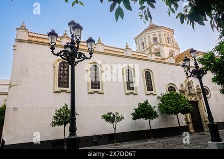 Der Orden Franciscanos Frailes Menores Provincia de la Inmaculada Concepción und das Kloster San Francisco auf der Plaza de San Francisco in Cadiz, Spanien. Das Kloster wurde 1566 gegründet, um Priester auszubilden, die nach Amerika geschickt werden sollen. Stockfoto