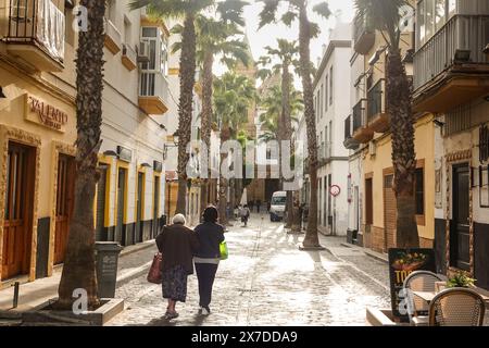 Calle Virgen de La Palma eine von Palmen gesäumte Fußgängerzone, die für Restaurants und Cafés in Cadiz, Spanien, bekannt ist. Cádiz ist eine der ältesten durchgehend bewohnten Siedlungen Europas, die von den Phöniziern um 1100 v. Chr. gegründet wurde. Stockfoto