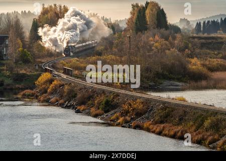 Ruskeala Express - Retro-Zug in Karelien, Russland Stockfoto