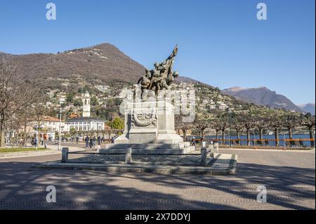 Cernobbio, italien - 03-03-2023: Schöner Platz mit Denkmal an der Promenade von Cernobbio Stockfoto