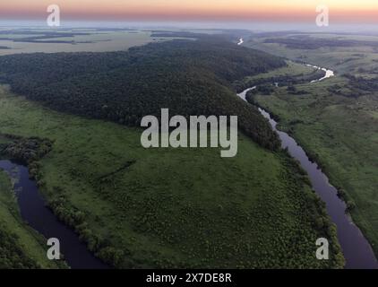 Wunderschöner Krasivaya Mecha Fluss in der Tula Region, Russland, aus der Vogelperspektive. Stockfoto