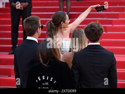 Cannes, Frankreich. Mai 2024. Cayden Wyatt Costner, Annie Costner, Grace Avery Costner, Hayes Costner und Lily Costner Arrival at the Horizon: An American Saga Premiere, Palais des Festival, Teil der 77. Ausgabe des Cannes Film Festivals. Quelle: Doug Peters/EMPICS/Alamy Live News Stockfoto