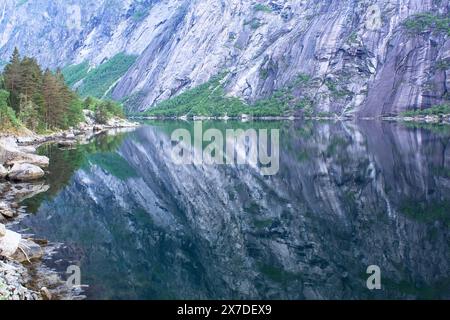 Reflexion des Himmels und der Berge im Fjord - Eidfjord Stockfoto