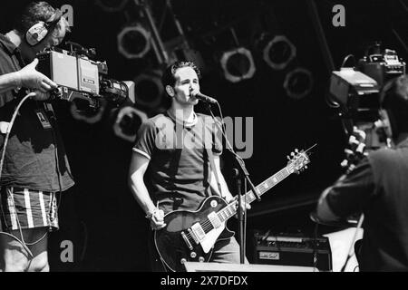 TIM WHEELER, ASH, GLASTONBURY 95: Tim Wheeler von Ash spielt die NME Second Stage beim Glastonbury Festival, Pilton Farm, Somerset, England, 23. Juni 1995. Das war das Debüt der Band in Glastonbury. 1995 feierte das Festival sein 25-jähriges Bestehen. Foto: ROB WATKINS. INFO: Ash ist eine nordirische Rockband, die 1992 gegründet wurde und für ihren energiegeladenen Punk-Sound bekannt ist. Sie erlangten mit Hits wie Girl from Mars und Burn Baby Burn Bekanntheit und sind in der alternativen Rockszene weiterhin einflussreich. Stockfoto